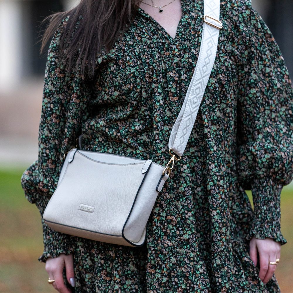 Axelväska i crossovermodell