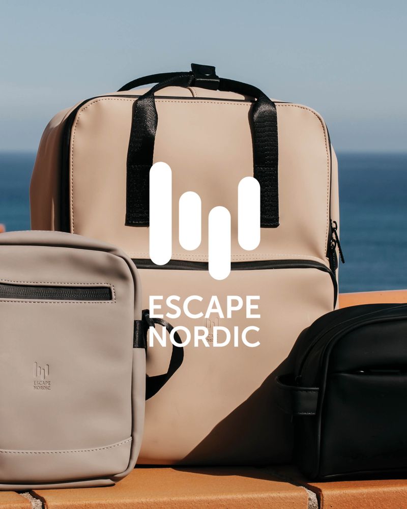 Beige och svarta väskor från Escape Nordic placerade utomhus.