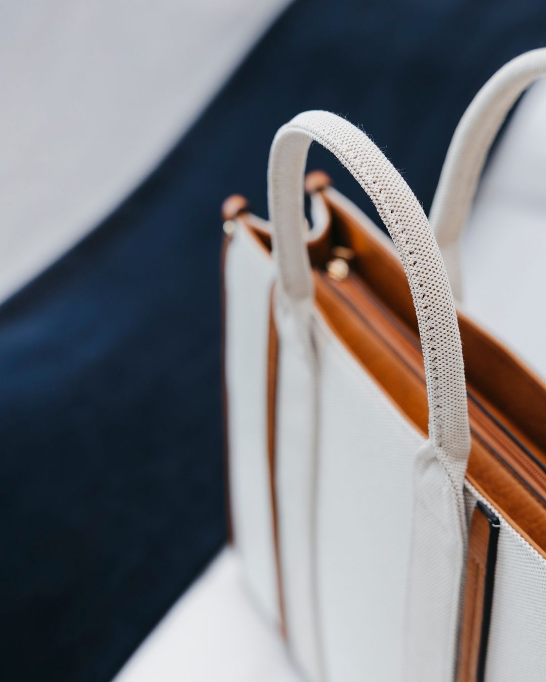 Sorte hardcase trillekofferter i tre størrelser med roségull detaljer ved togstasjon. fra north pioneer