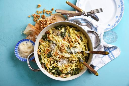 Krämig pasta med grönkål, parmesan och valnötter - Middagsfrid