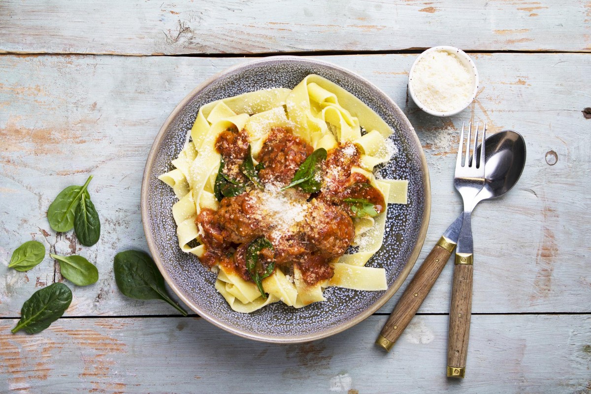 Frikadeller i tomatsås med färsk pasta - Middagsfrid