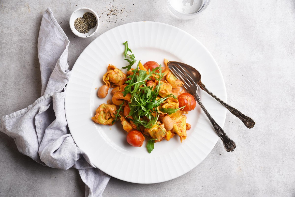 One pot tortelloni med örtig tomatsås och vita bönor - Middagsfrid