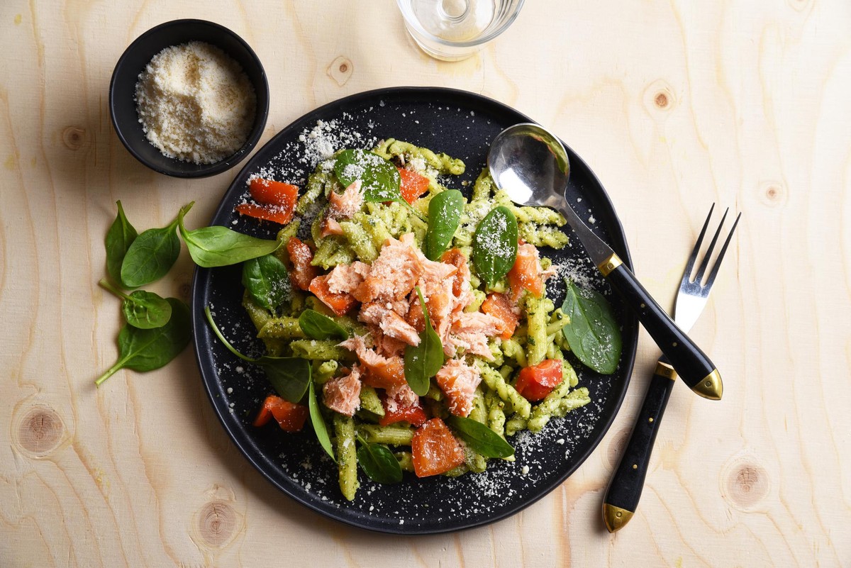 Pasta med varmrökt lax och spenatpesto - Middagsfrid