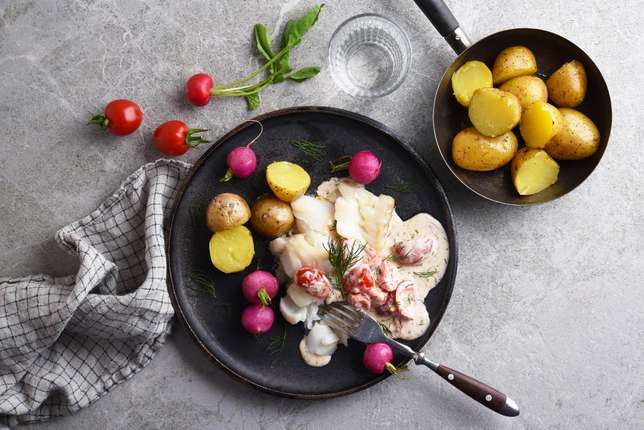 Bakad torskfilé och rädisor med tomat- och dillgrädde