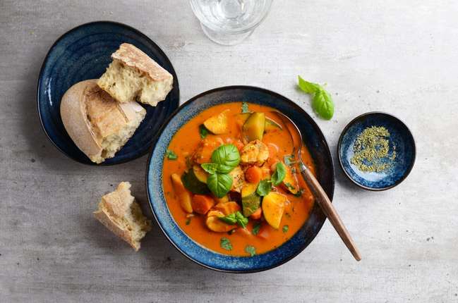 Krämig fisksoppa med tomat, basilika och rostade grönsaker