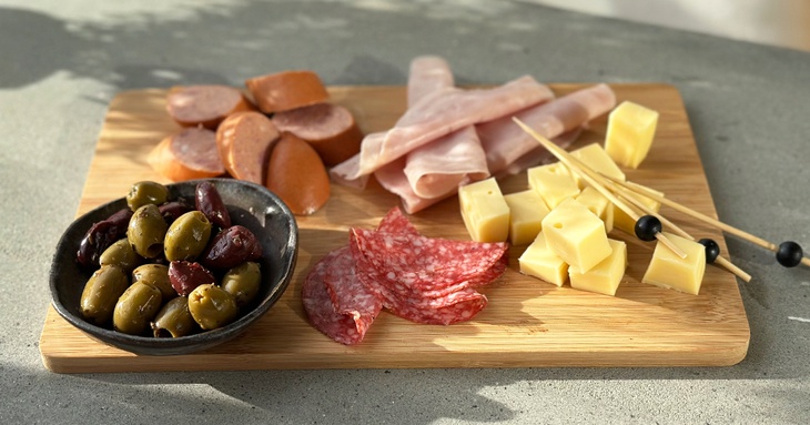 Skärbräda med ost, chark och oliver