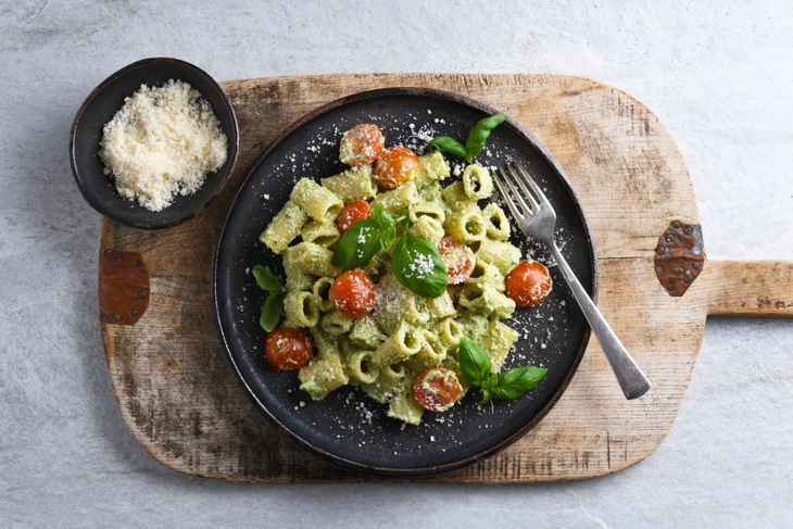 Mezze pasta med broccolipesto och basilika