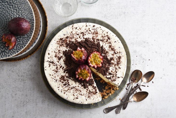 Fryst cheesecake med choklad och passionsfrukt