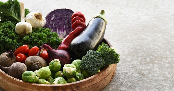 Fat med färgglada grönsaker som rödkål, rödlök, tomat, broccoli och aubergine 