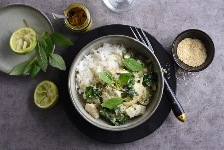 Sej i grön curry, basilika och grönkål