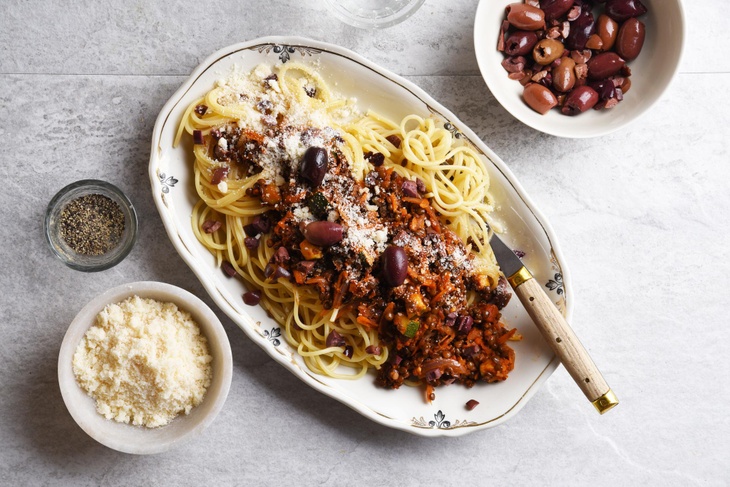 Belugabolognese med oliver och riven parmesan
