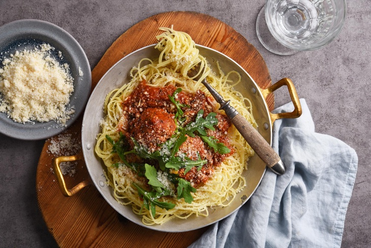 Italienska köttbullar i tomatsås, basilika och parmesan
