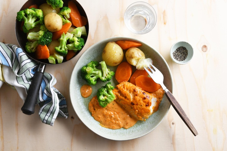 Gratinerad ugnsbakad fisk med kokt potatis, morot och brocco