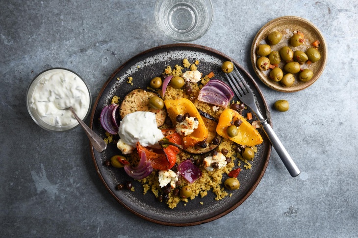 Medelhavsgrönsaker med fetaost och oliver