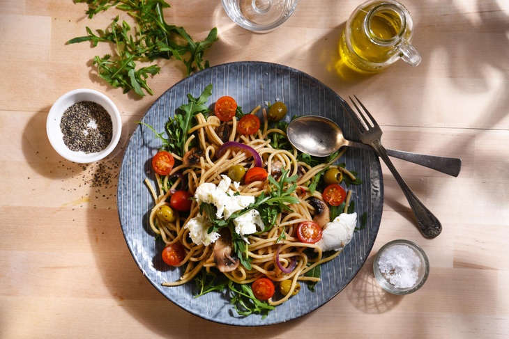 Chitarraspaghetti med svamp, mozzarella och oliver