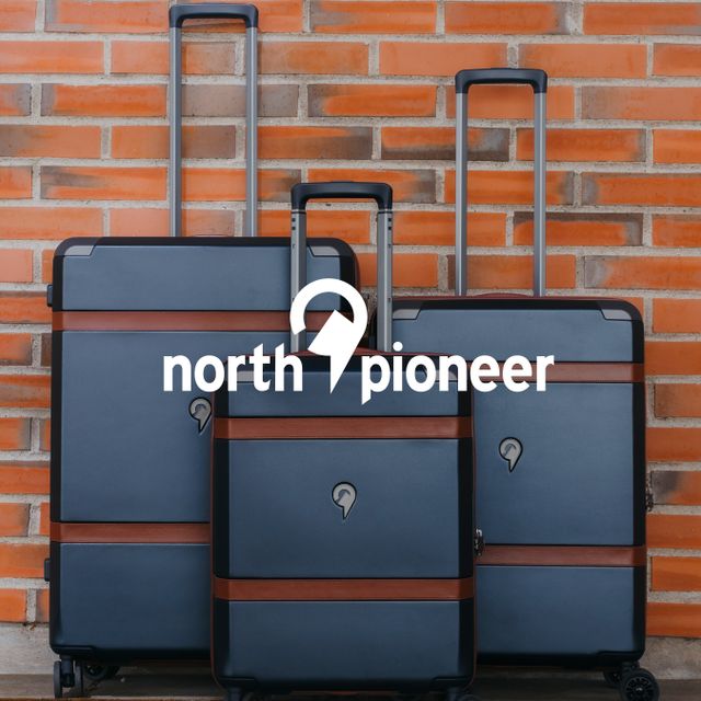 tre stykk vintage pro kofferter i navy fra North Pioneer fremfor murvegg