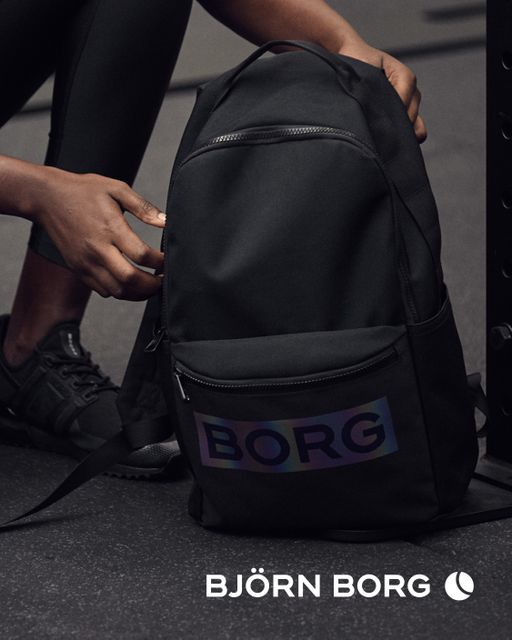 Svart Björn Borg ryggsekk i bruk, med synlig logo på fronten