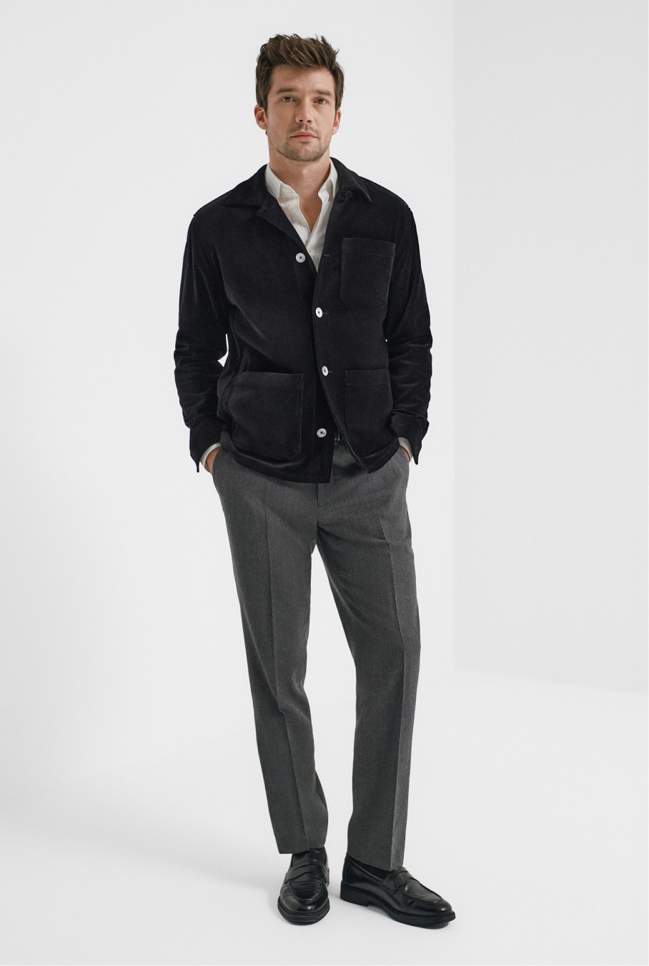 Musta klassinen neuletakki miehille.