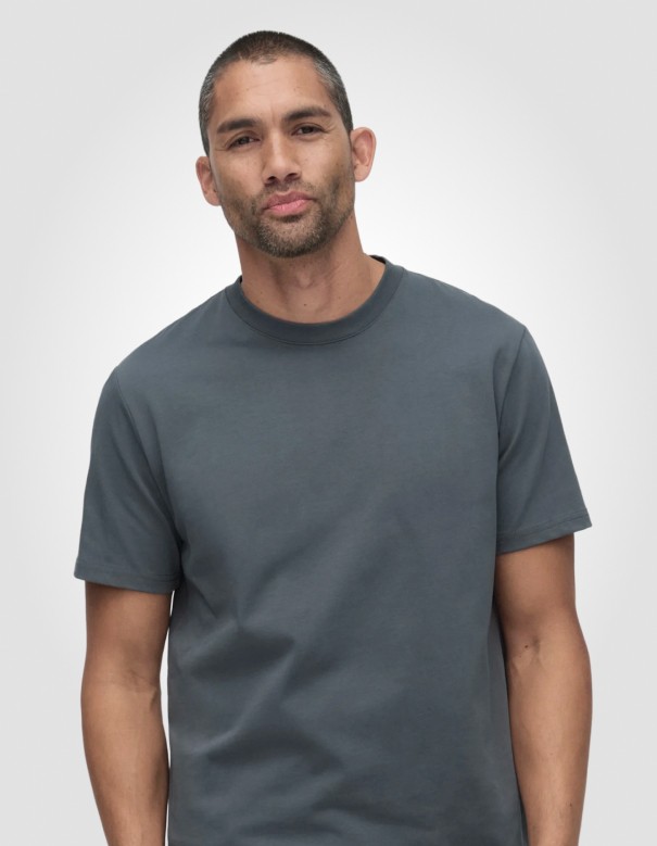 En blå-grå t-shirt i blødt materiale til herrer.