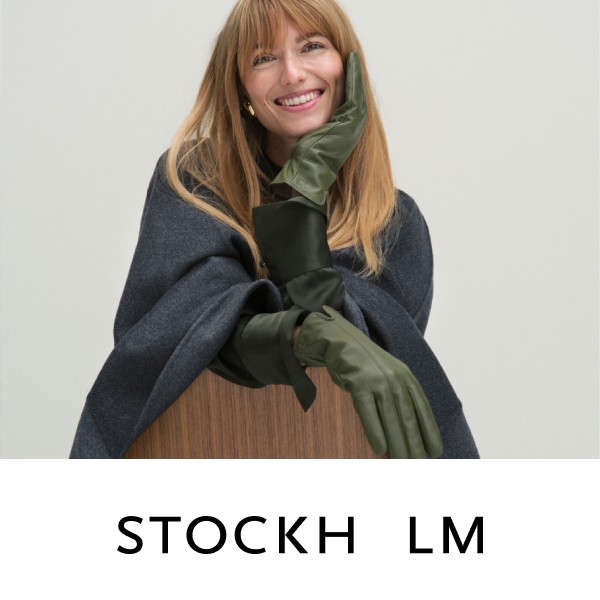 Modetøj til dame. Stockh lm. Grå uldkappe i stilrent design. Grønne skindhandsker.