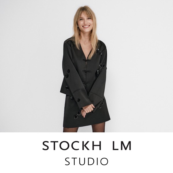Modetøj til dame. Stockholm Studio. Kvinde iført et matchende sort sæt med nederdel og jakke.