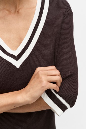 Leenahiw v-neck