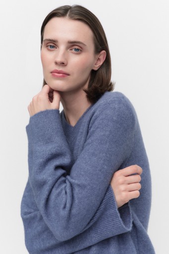 Guniiw v-neck Guniiw v-neck