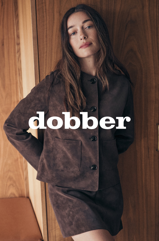 Et sæt med nederdel og en kort jakke i brunt imiteret ruskind.