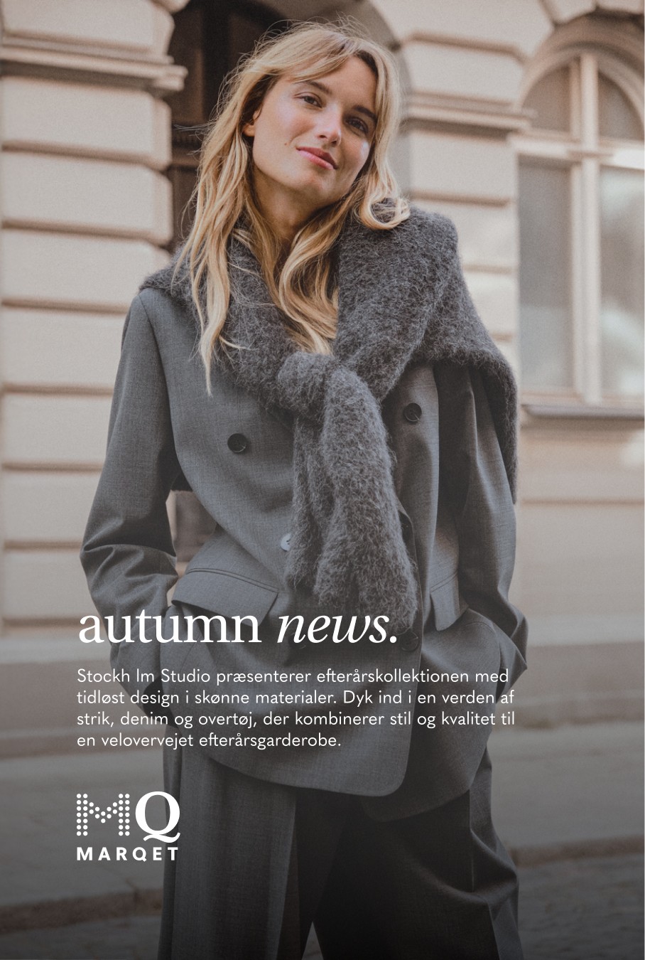 Efterårsmode 2025 til dame. Grå blazer og grå striktrøje til dame.