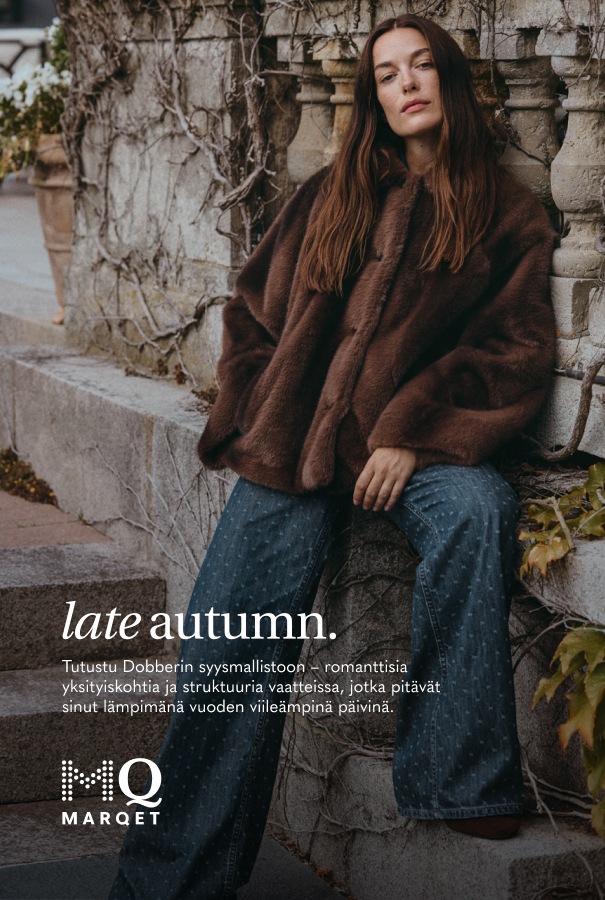 Nainen lyhythihaisessa denim-pusero.