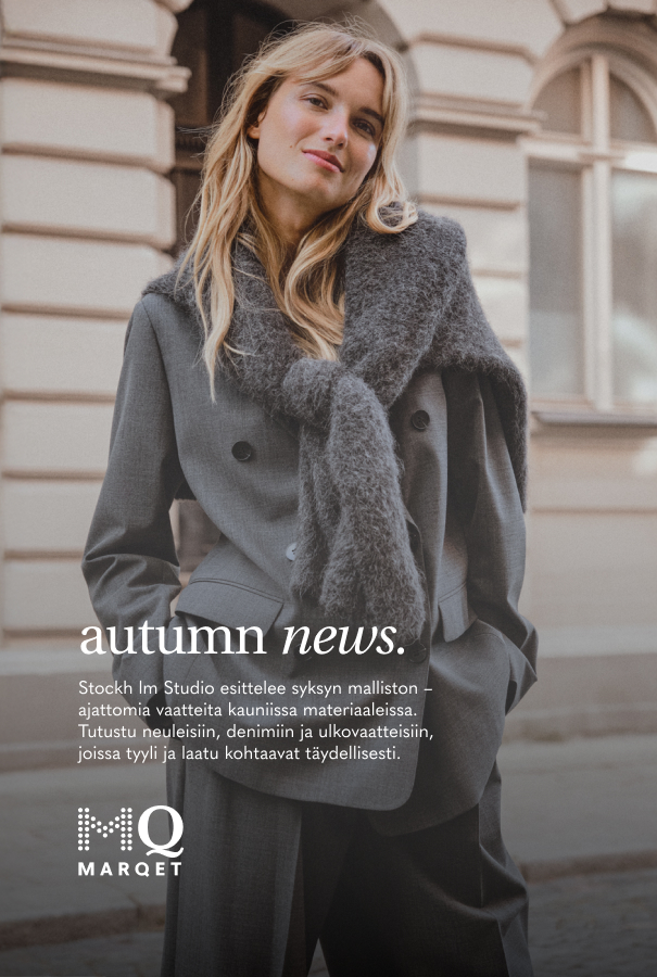 Syysmuoti 2025 naisille. Harmaa bleiseri ja harmaa neulepusero naisille.