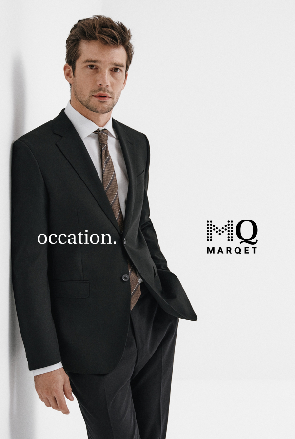 Feminim brun bluse med dyb v udskæring og flæser.