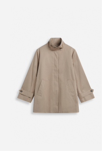 lyhyt ja beige trenssitakki