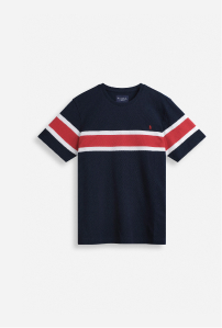 Mørkeblå T-shirt med rød hvid stribe over brystet.