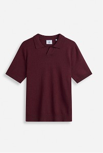 Poika punaisessa neulotussa pikeepaidassa MQ:lta.