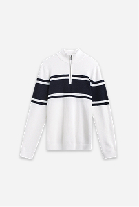 Hvid sweater til herre med mørkeblå stribe tværs over brystet.