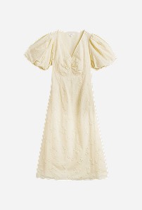 Tyttö keltaisessa midimekossa MQ Marqet:lta.