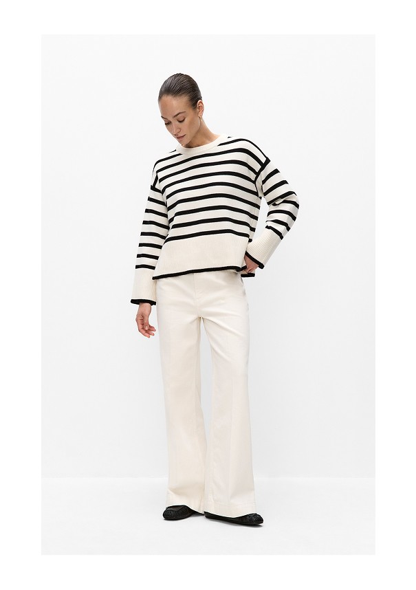 Raidallinen neulottu naisten paita merkiltä Stockholm Studio MQ Marqet:lta.