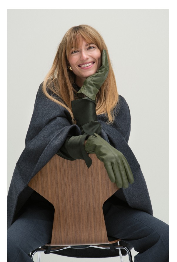 Harmaanpilkullinen naisten takki. Klassinen ja tyylikäs päällysvaate.