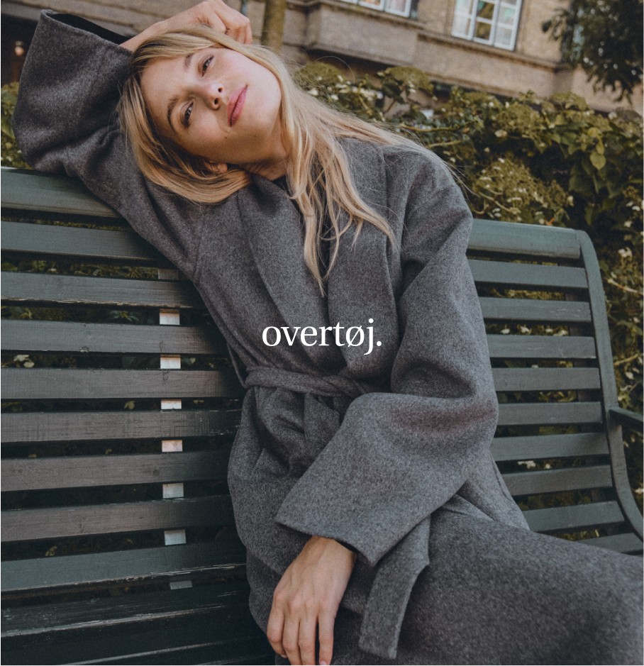 Grå frakke og grå bukser til dame.