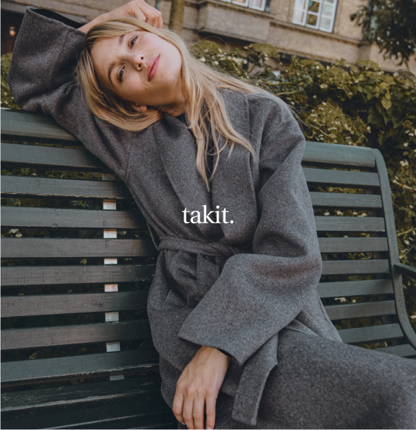 Harmaa takki ja harmaat housut naisille.