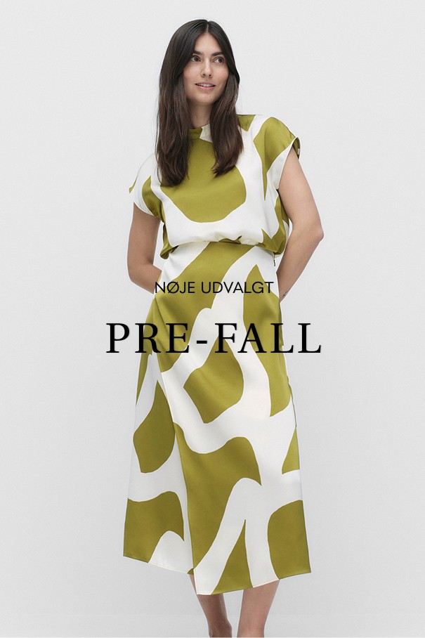 Modetøj til dame. Nederdel og matchende bluse i grønt og hvidt mønster.