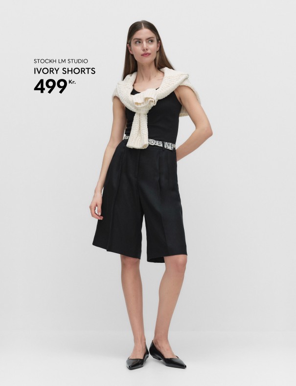 Lange sorte klassiske dameshorts med brede ben