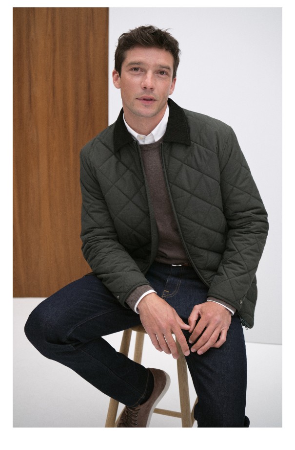 Quiltet mørkegrøn herrejakke med mørkere krave. Efterårsmode 2025.