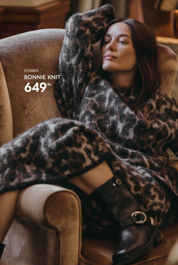 Et sæt med strikker trøje og nederdel i dyreinspireret leopardmønster i sort, grå og brun.