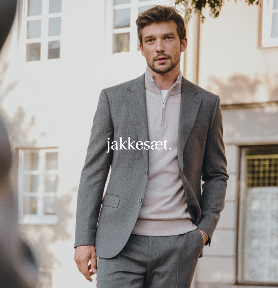 Grå blazer og striktrøje under til herre.