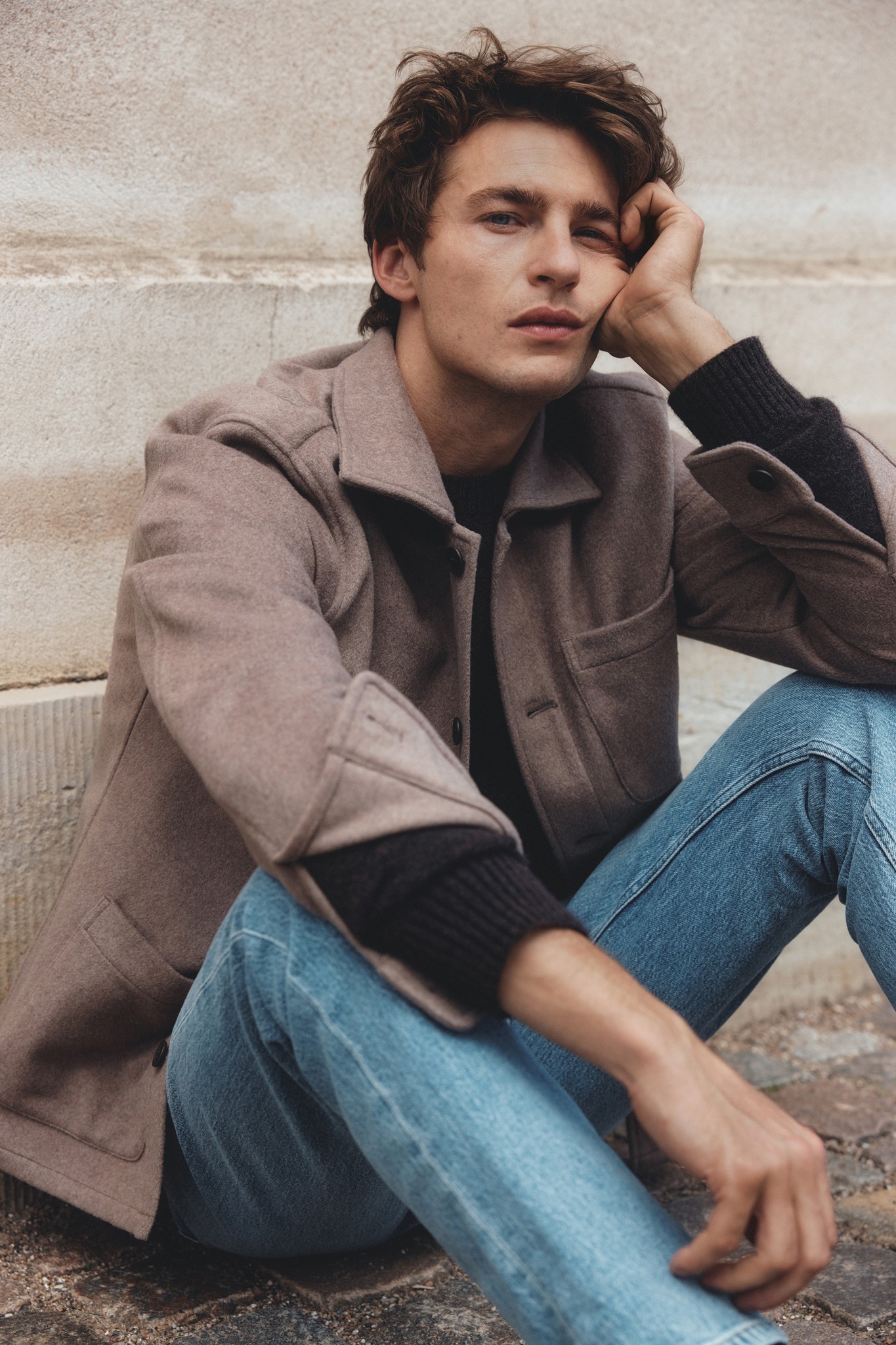 Mies overshirt-paidassa MQ Marqetilta.