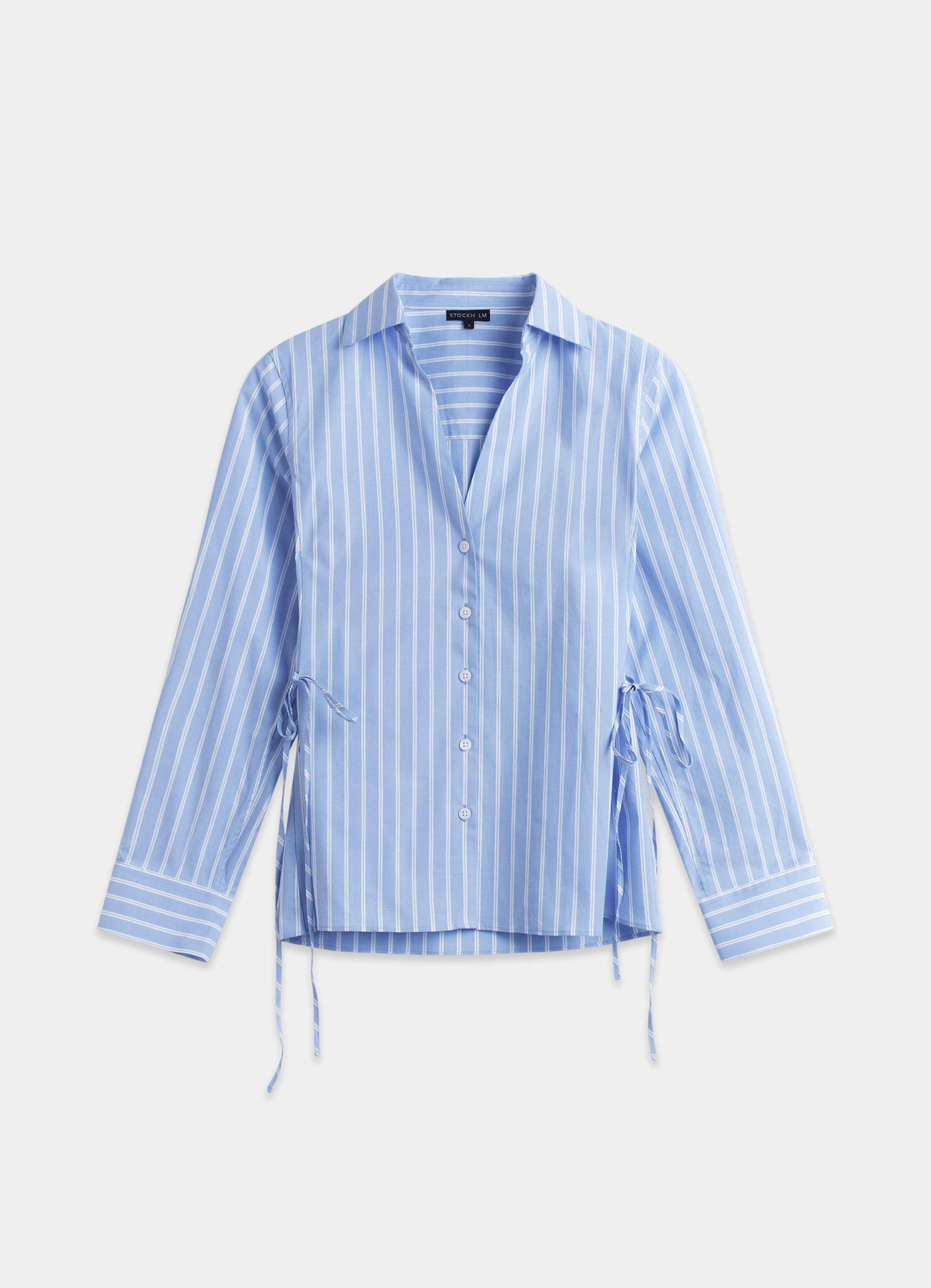 Blå‑ og hvidstribet dameskjorte fra MQ Marqet.