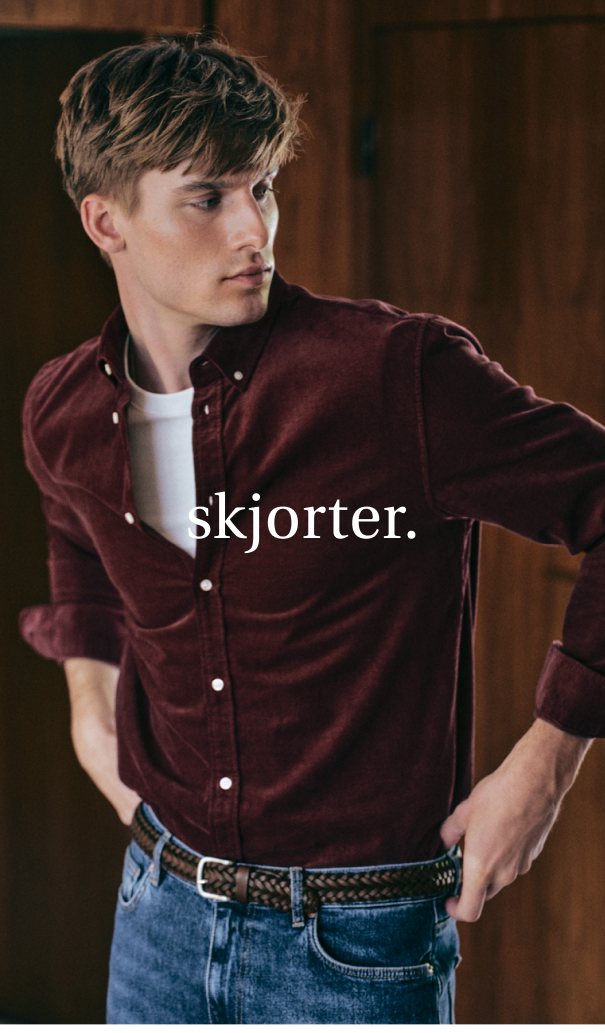 Vinrød skjorte til herre. Efterårsmode 2025.
