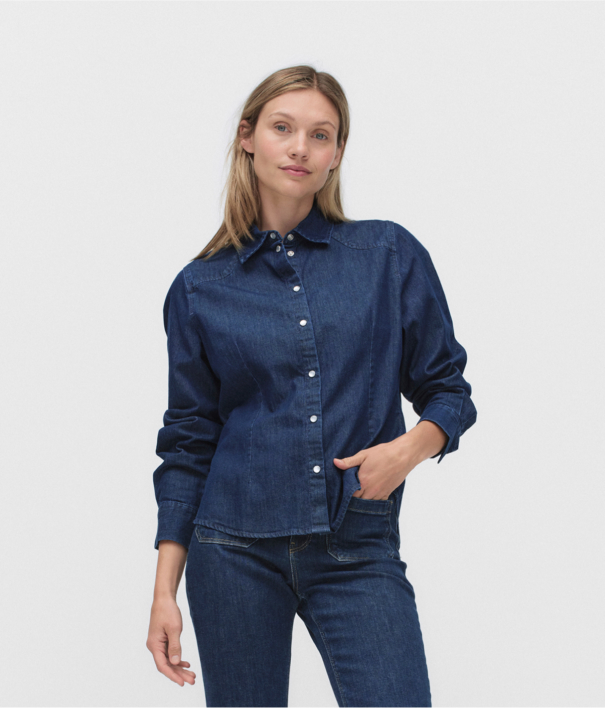 Mørkeblå denimskjorte til dame.